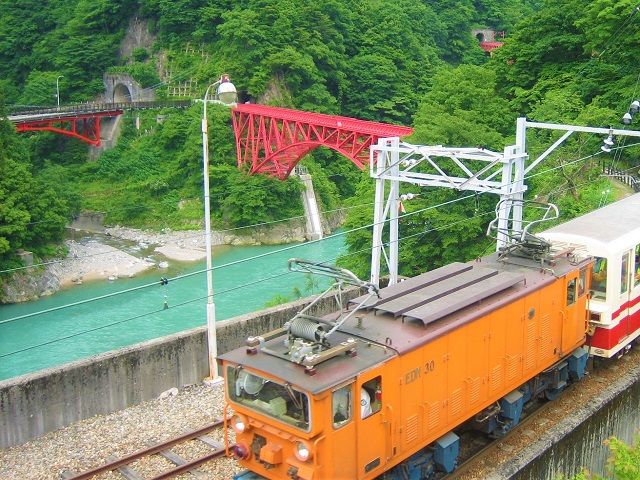 窓のない解放感あふれた客車で巡る渓谷の旅はテンションが上がります!!山の上には秘湯が…!!