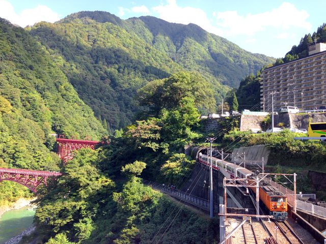 窓のない解放感あふれた客車で巡る渓谷の旅!
テンションも上がります。