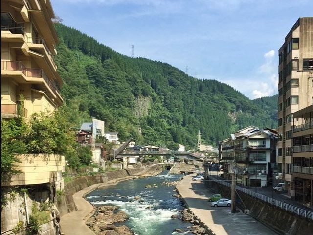 熊本県と大分県に隣接して建つ、少し珍しいホテル！
福岡までも高速バス１本で行けます！