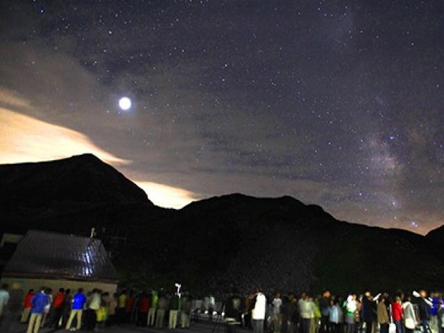 【日本一の星空が広がる立山エリアのお仕事】
毎日絶景と隣り合わせの生活です。