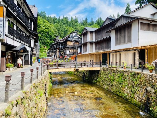 風情豊かな温泉街☆綺麗な景色を見ながら足湯も楽しめます♪