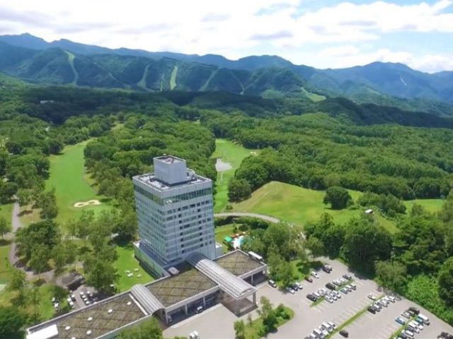 緑の山々に囲まれた、素敵なホテルでのお仕事です！