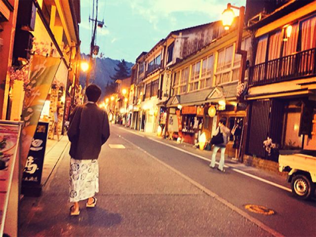徒歩圏内にカフェ、飲食店、書店などあります！