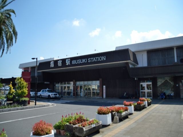 こちらが最寄りの指宿駅です。着任時は駅〜旅館まで送迎していただけますよ！