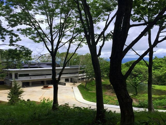 周辺に広がる雄大な自然の中に佇む素敵な旅館です☆