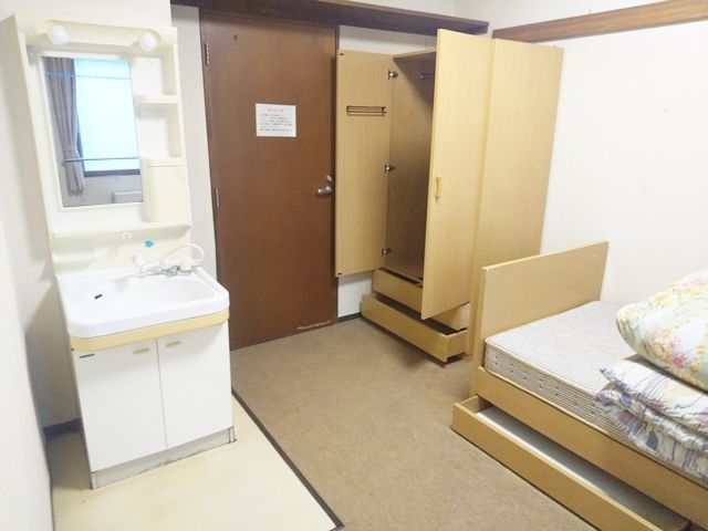 個室は洗面台・TV・ベッドと揃ってます！